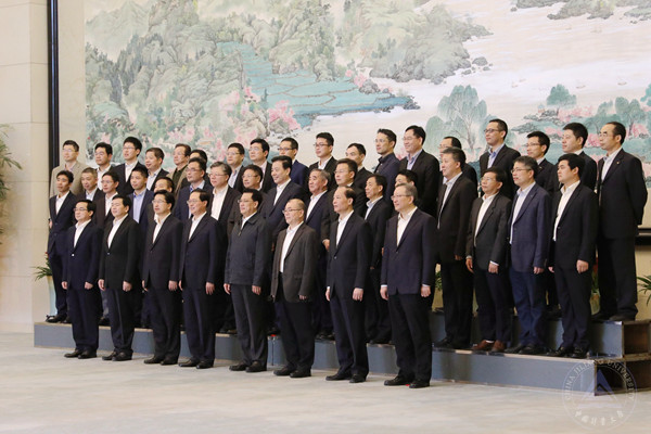 1557877765604.jpg 省领导与2018年度省科学技术奖一等奖获得者合影.jpg