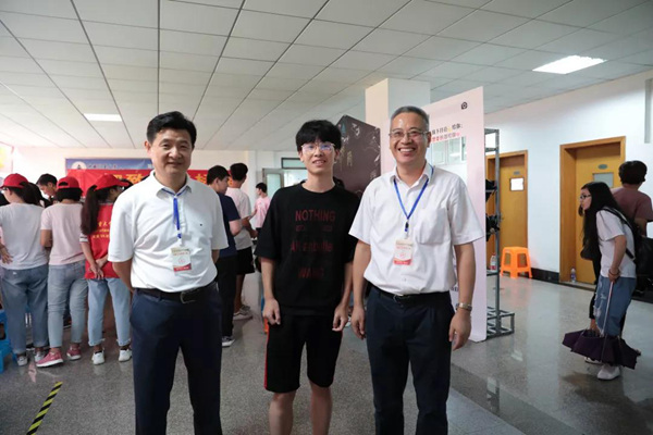 1536322793905.jpg 领导2.jpg