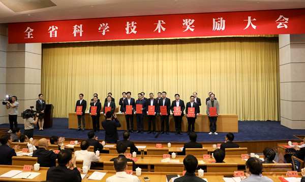 1557877705021.jpg 省领导为2018年度省科学技术奖一等奖获得者颁奖-右一为李青老师 (3).jpg