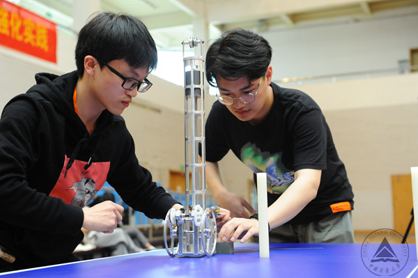 1555979666644.jpg 中国计量大学“双8字”赛前调试 陈帼 摄.jpg