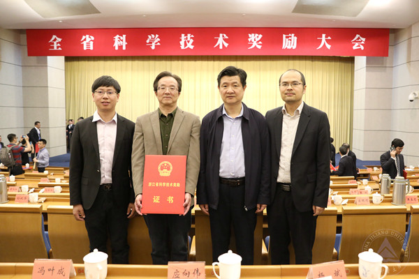 1557877734900.jpg 我校获奖者与校长合影.jpg