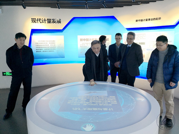 1551140441881.jpg 杨卫参观博物馆_副本.jpg
