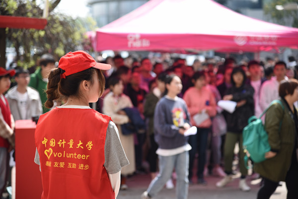 1555148099347.jpg 考生候场 张谌明摄.jpg