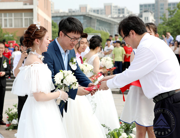 1558671399671.jpg 程书记颁婚书.jpg